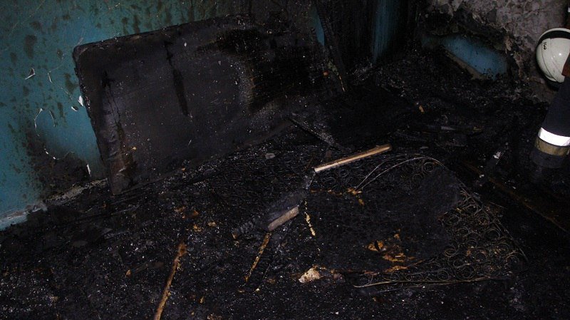 Пожар на Калиновой: в жилом доме загорелся диван на лестничной площадке 1