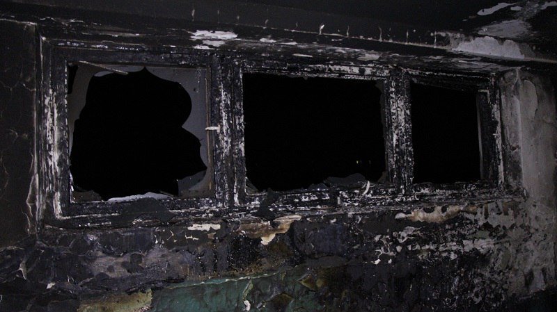 Пожар на Калиновой: в жилом доме загорелся диван на лестничной площадке 3