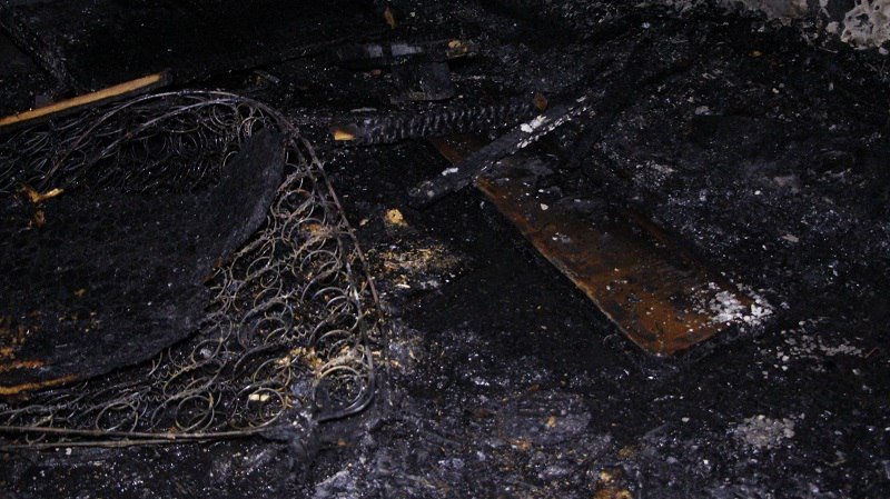 Пожар на Калиновой: в жилом доме загорелся диван на лестничной площадке 5