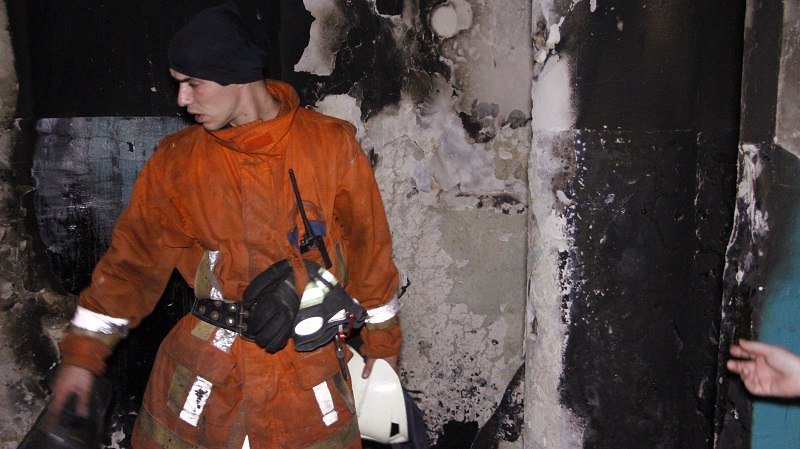 Пожар на Калиновой: в жилом доме загорелся диван на лестничной площадке 6