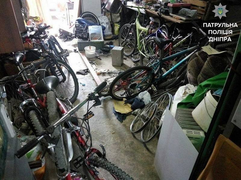 10 велосипедов и меч самурая: жители Днепра складировали в гараже ворованные вещи 2