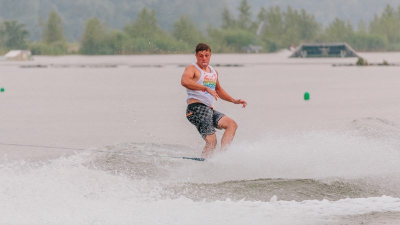 Брызги и эмоции: в Днепре стартовал Чемпионат мира по воднолыжному спорту 2