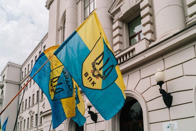 Патрульные, спасатели и люди с флагами: что происходит под зданием облсовета в Днепре 2