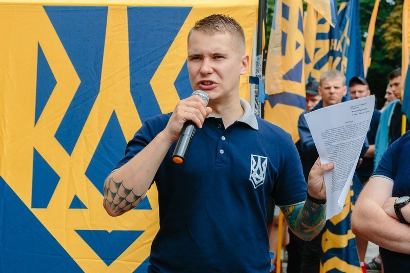 Патрульные, спасатели и люди с флагами: что происходит под зданием облсовета в Днепре 3