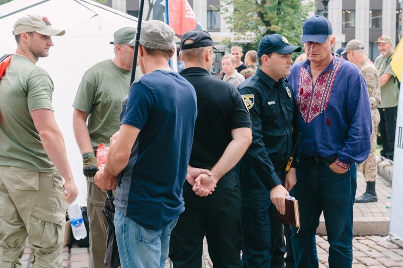 Патрульные, спасатели и люди с флагами: что происходит под зданием облсовета в Днепре 4