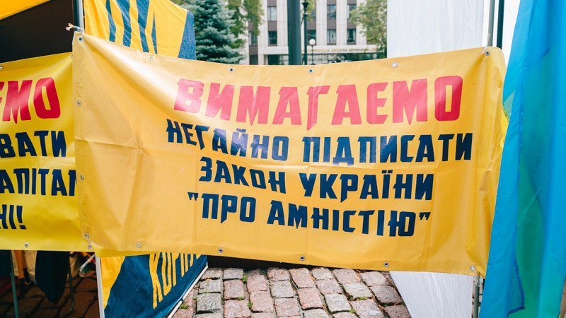 Патрульные, спасатели и люди с флагами: что происходит под зданием облсовета в Днепре 7