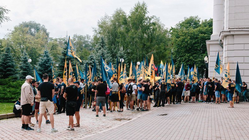 Патрульные, спасатели и люди с флагами: что происходит под зданием облсовета в Днепре 9