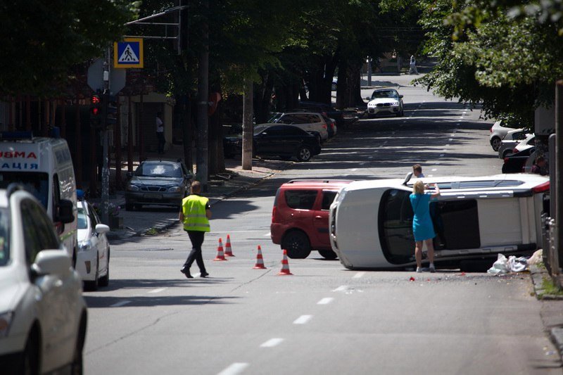 ДТП в центре Днепра: разбитый Renault и перевернутый Nissan 1