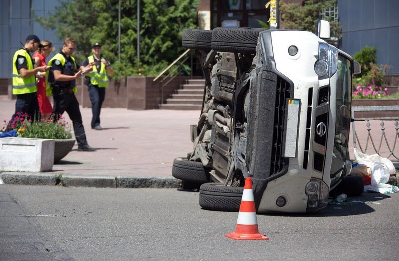 ДТП в центре Днепра: разбитый Renault и перевернутый Nissan 2