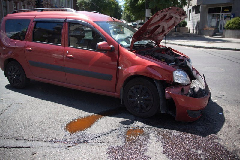 ДТП в центре Днепра: разбитый Renault и перевернутый Nissan 3