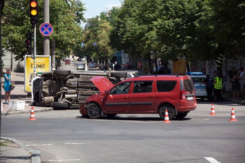 ДТП в центре Днепра: разбитый Renault и перевернутый Nissan 4