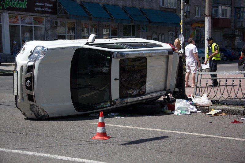 ДТП в центре Днепра: разбитый Renault и перевернутый Nissan 5