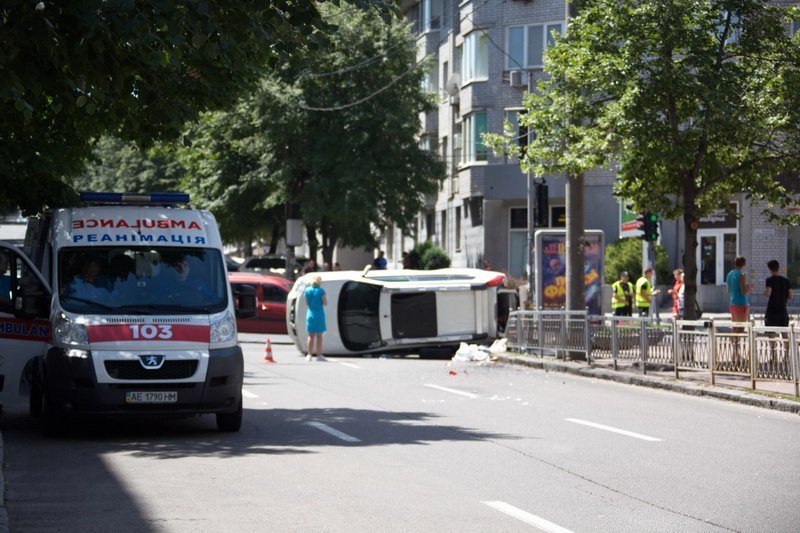ДТП в центре Днепра: разбитый Renault и перевернутый Nissan 6