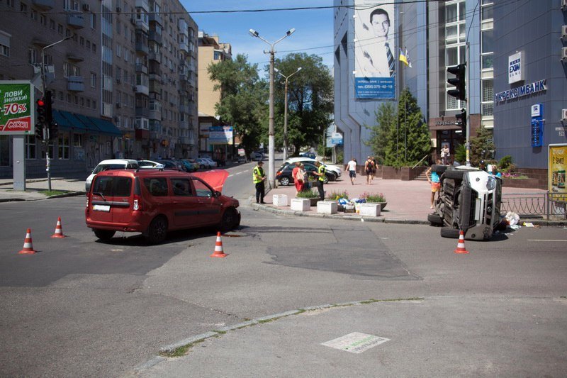 ДТП в центре Днепра: разбитый Renault и перевернутый Nissan 8
