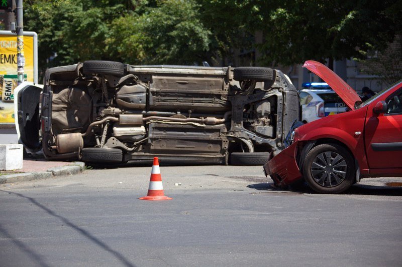 ДТП в центре Днепра: разбитый Renault и перевернутый Nissan 9