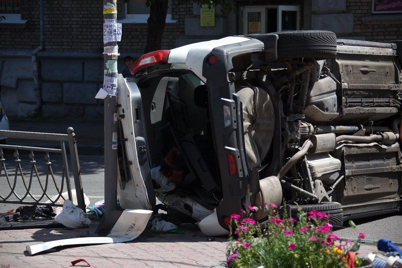 ДТП в центре Днепра: разбитый Renault и перевернутый Nissan 10