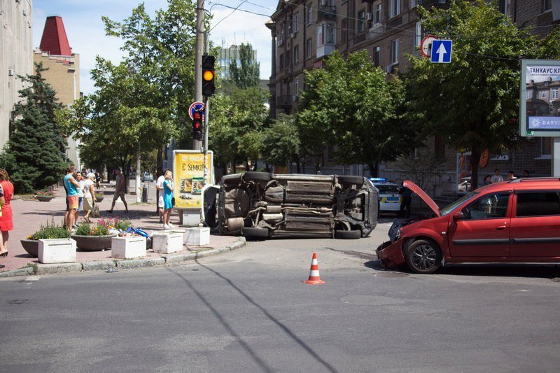 ДТП в центре Днепра: разбитый Renault и перевернутый Nissan 11