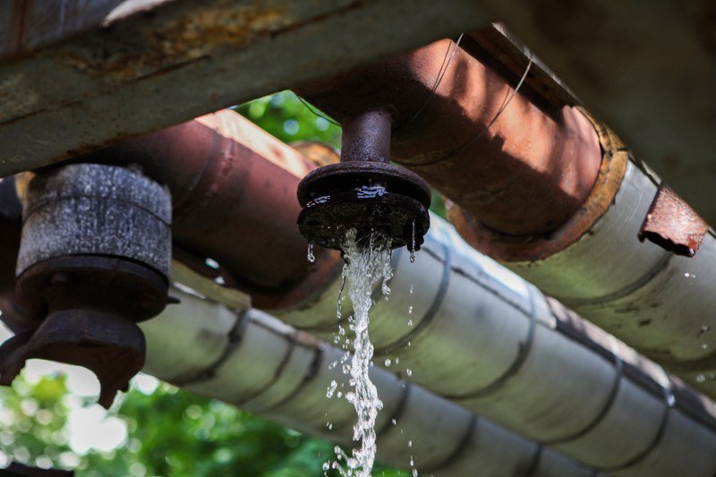 Получи ответ: почему на ж/м Красный Камень из труб теплотрассы течет вода 2