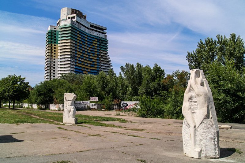 Вареник, еврейский атрибут и ягодицы: в Днепре проходит фестиваль скульптур 3