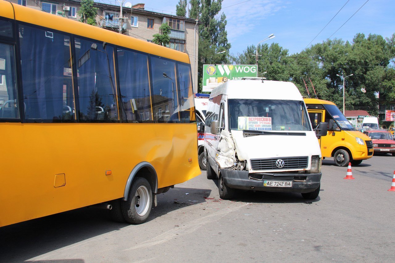 В Днепре столкнулись три маршрутки: есть пострадавший 2