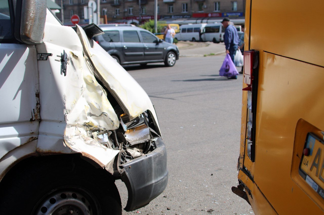 В Днепре столкнулись три маршрутки: есть пострадавший 5