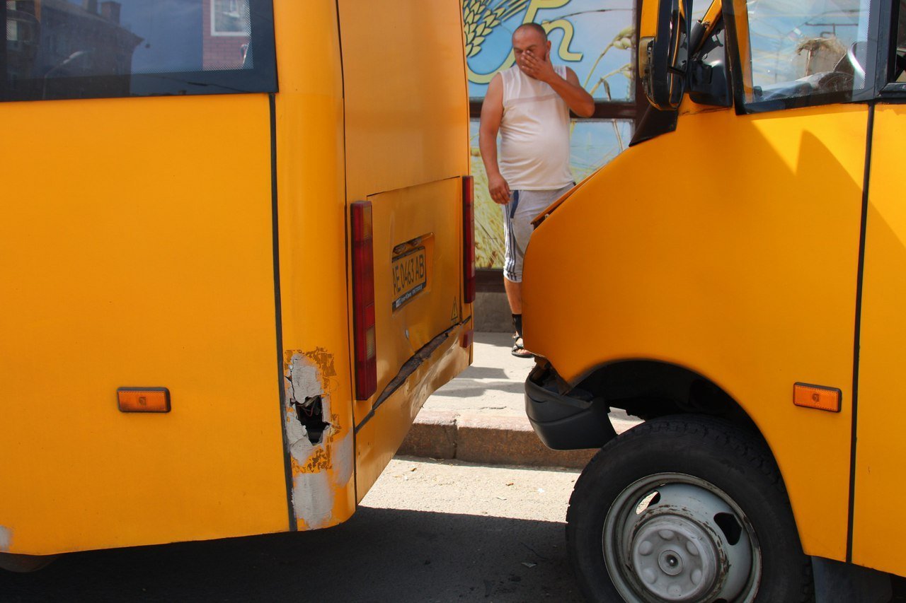 В Днепре столкнулись три маршрутки: есть пострадавший 7