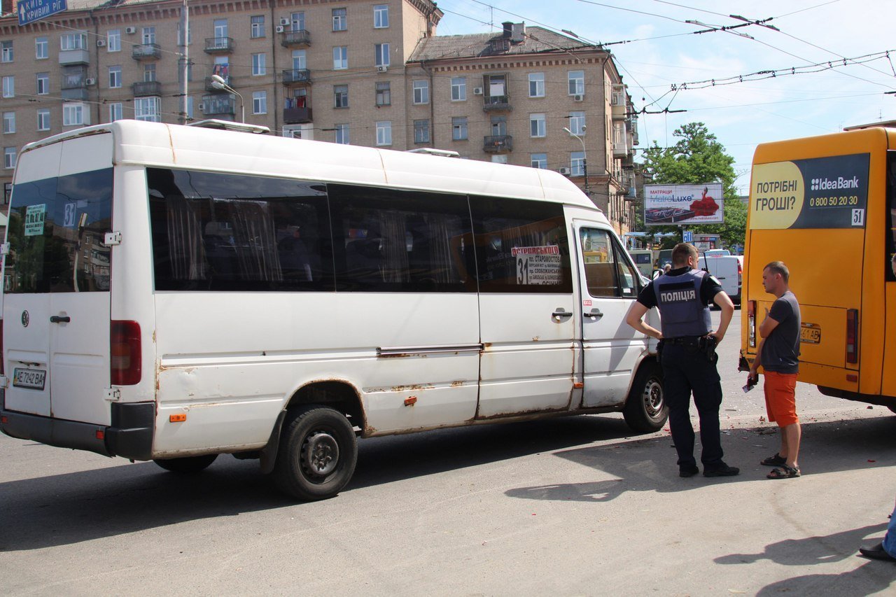 В Днепре столкнулись три маршрутки: есть пострадавший 8