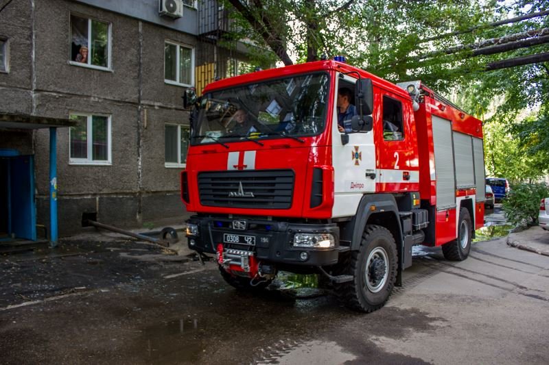 Черный дым столбом: в жилом доме на Набережной Победы загорелся мусоропровод 1