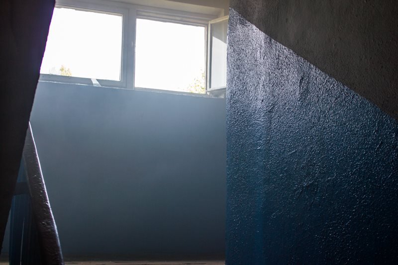 Черный дым столбом: в жилом доме на Набережной Победы загорелся мусоропровод 2