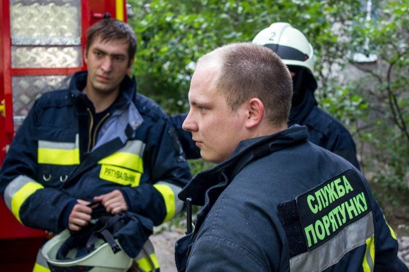 Черный дым столбом: в жилом доме на Набережной Победы загорелся мусоропровод 3