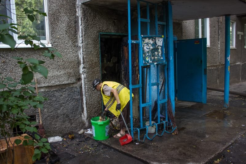 Черный дым столбом: в жилом доме на Набережной Победы загорелся мусоропровод 4