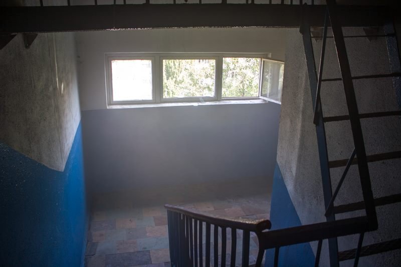 Черный дым столбом: в жилом доме на Набережной Победы загорелся мусоропровод 5