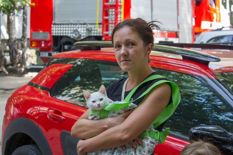 Черный дым столбом: в жилом доме на Набережной Победы загорелся мусоропровод 7
