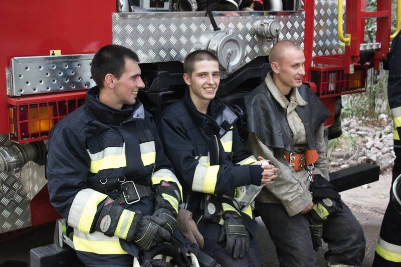 Черный дым столбом: в жилом доме на Набережной Победы загорелся мусоропровод 8