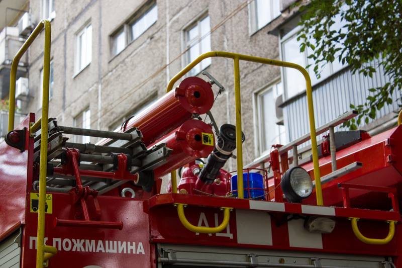 Черный дым столбом: в жилом доме на Набережной Победы загорелся мусоропровод 9