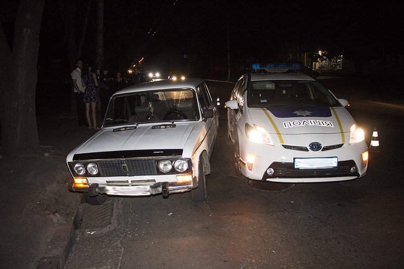 Спеша на помощь избитому рому, на проспекте Нигояна патрульная машина задела ВАЗ 1