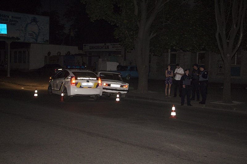 Спеша на помощь избитому рому, на проспекте Нигояна патрульная машина задела ВАЗ 8