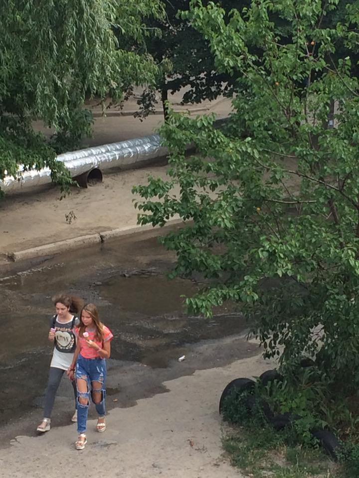 Мини-озеро: в Днепре на Левобережном три дня из-под земли течет вода 2