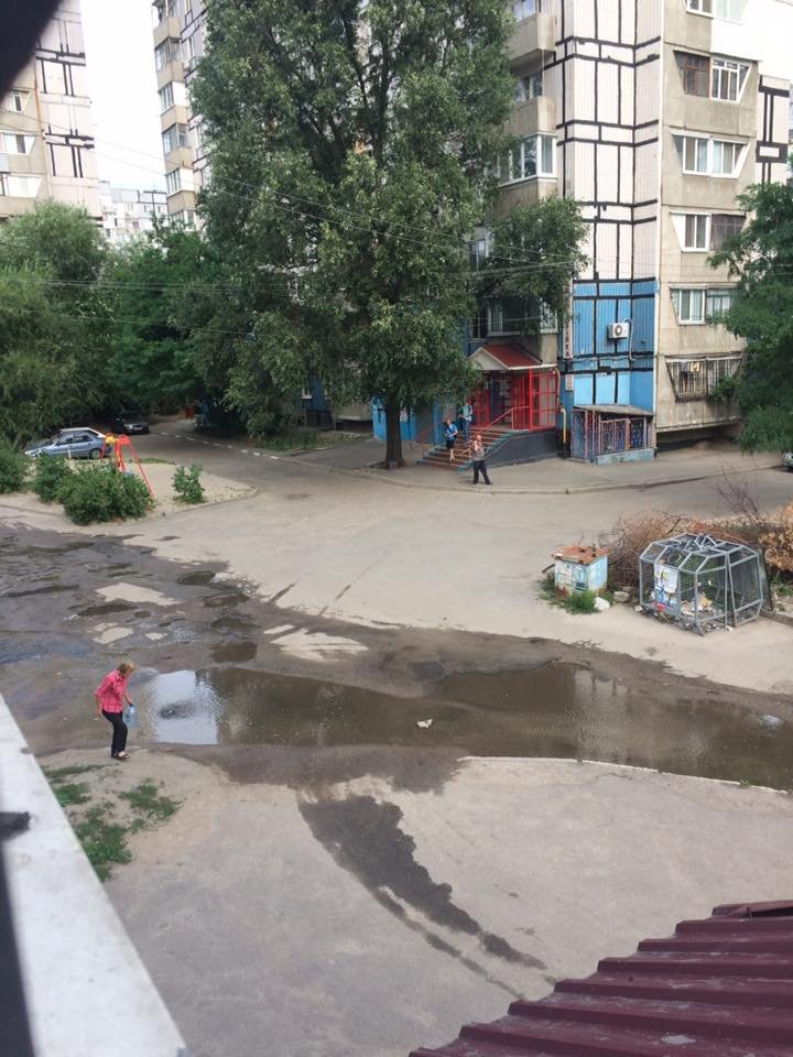 Мини-озеро: в Днепре на Левобережном три дня из-под земли течет вода 3