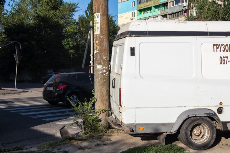 Точное попадание: на Мануйловском проспекте микроавтобус в результате ДТП застрял меж двух столбов 1