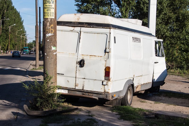 Точное попадание: на Мануйловском проспекте микроавтобус в результате ДТП застрял меж двух столбов 3