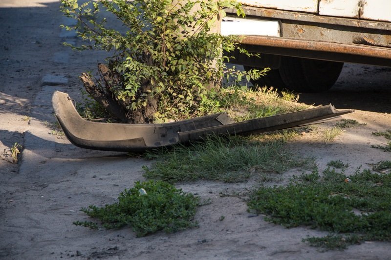 Точное попадание: на Мануйловском проспекте микроавтобус в результате ДТП застрял меж двух столбов 4