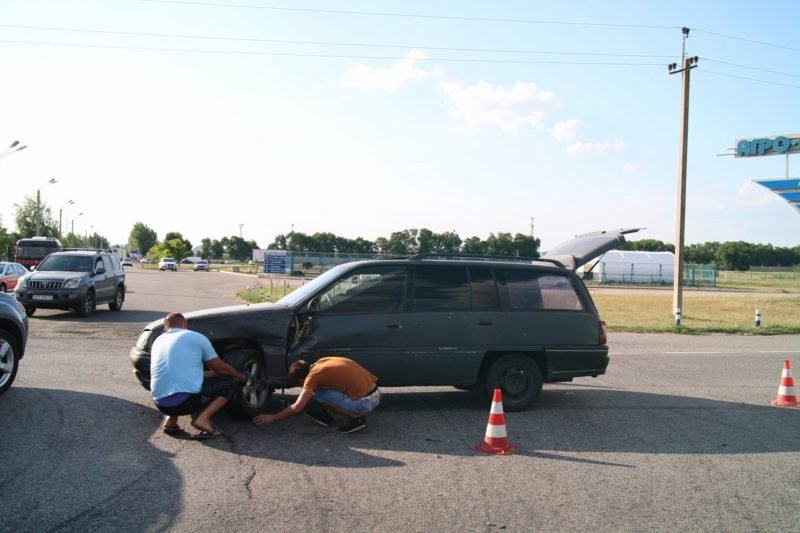 Тройное ДТП на Донецком шоссе: столкнулись Opel, Москвич и ЗИЛ 3