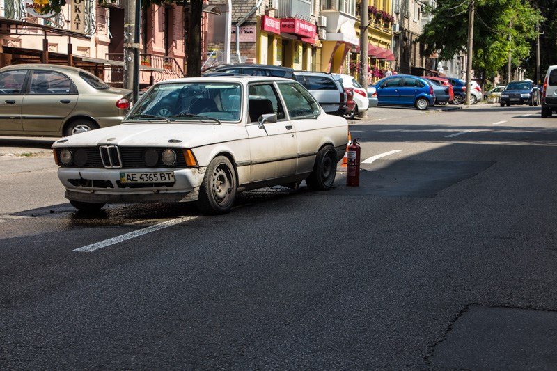 «Отлетел капот, оторвало колеса»: в Днепре люк стал причиной ДТП 1