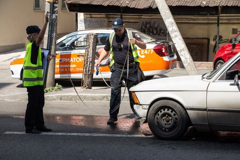 «Отлетел капот, оторвало колеса»: в Днепре люк стал причиной ДТП 2