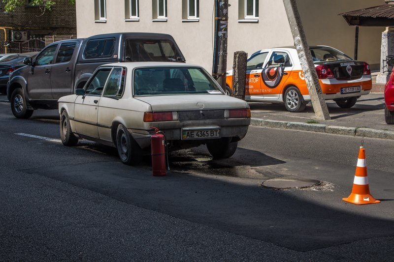 «Отлетел капот, оторвало колеса»: в Днепре люк стал причиной ДТП 3