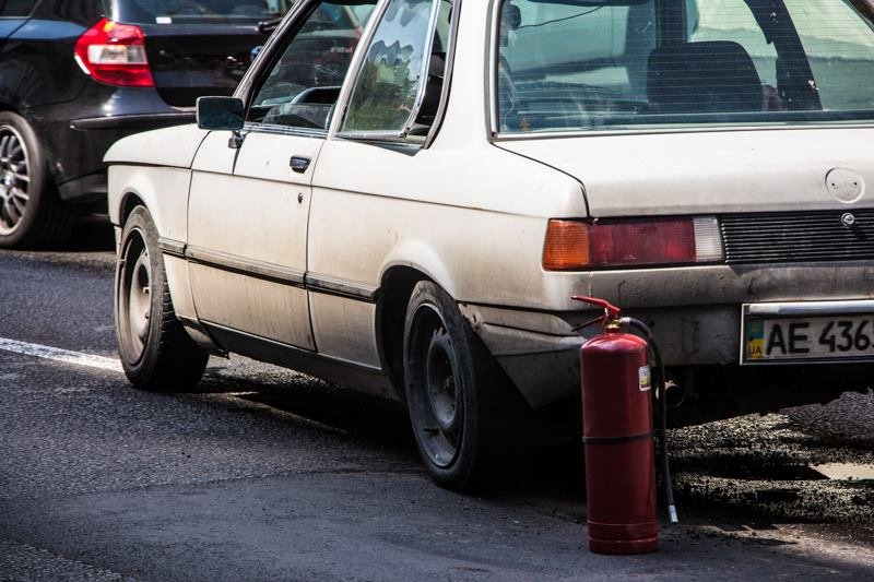 «Отлетел капот, оторвало колеса»: в Днепре люк стал причиной ДТП 5