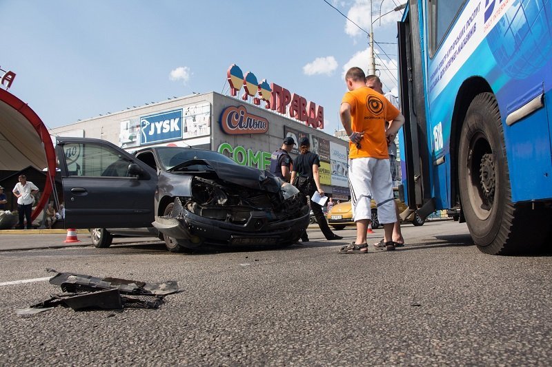 ДТП и огромная пробка на Слобожанском проспекте: столкнулись троллейбус и Renault 4