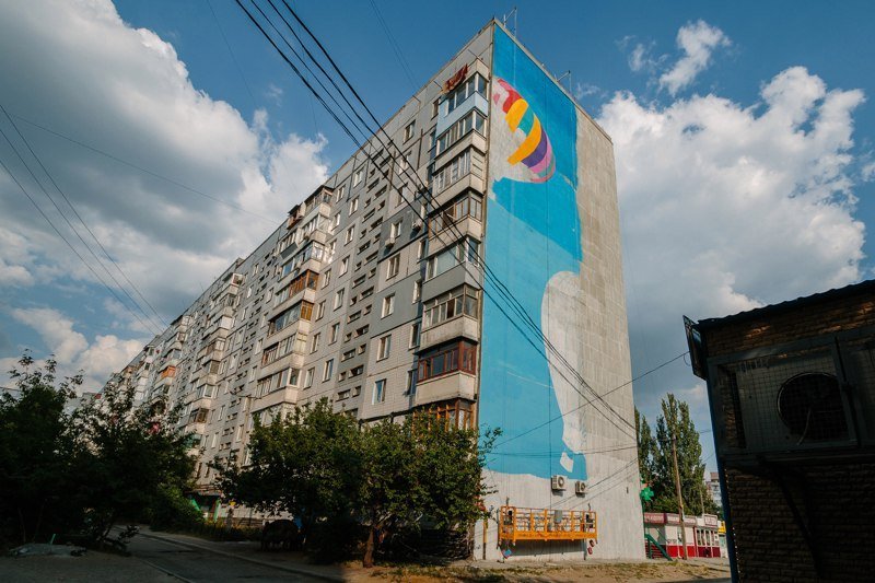 Мурал на Левобережном: дом «взлетает» в небо на воздушных шарах 1