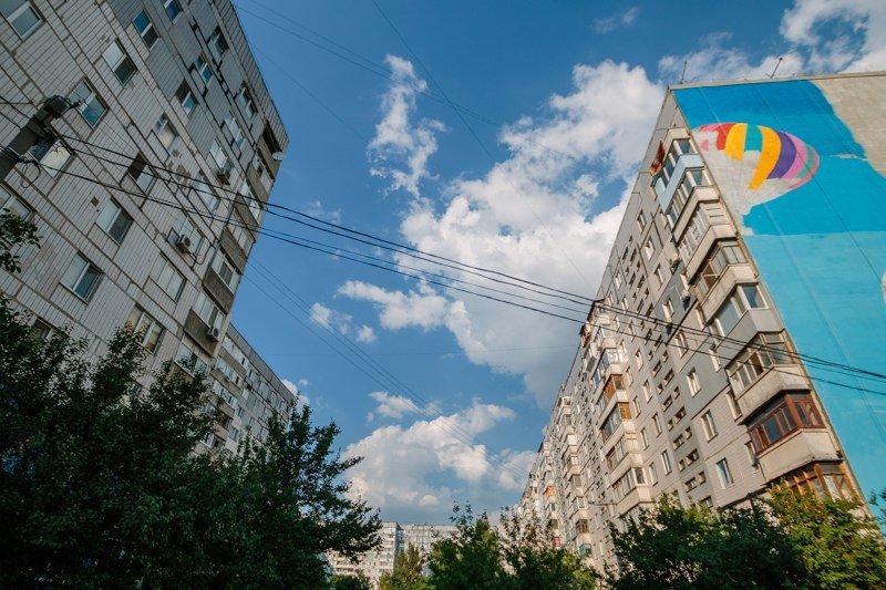 Мурал на Левобережном: дом «взлетает» в небо на воздушных шарах 4